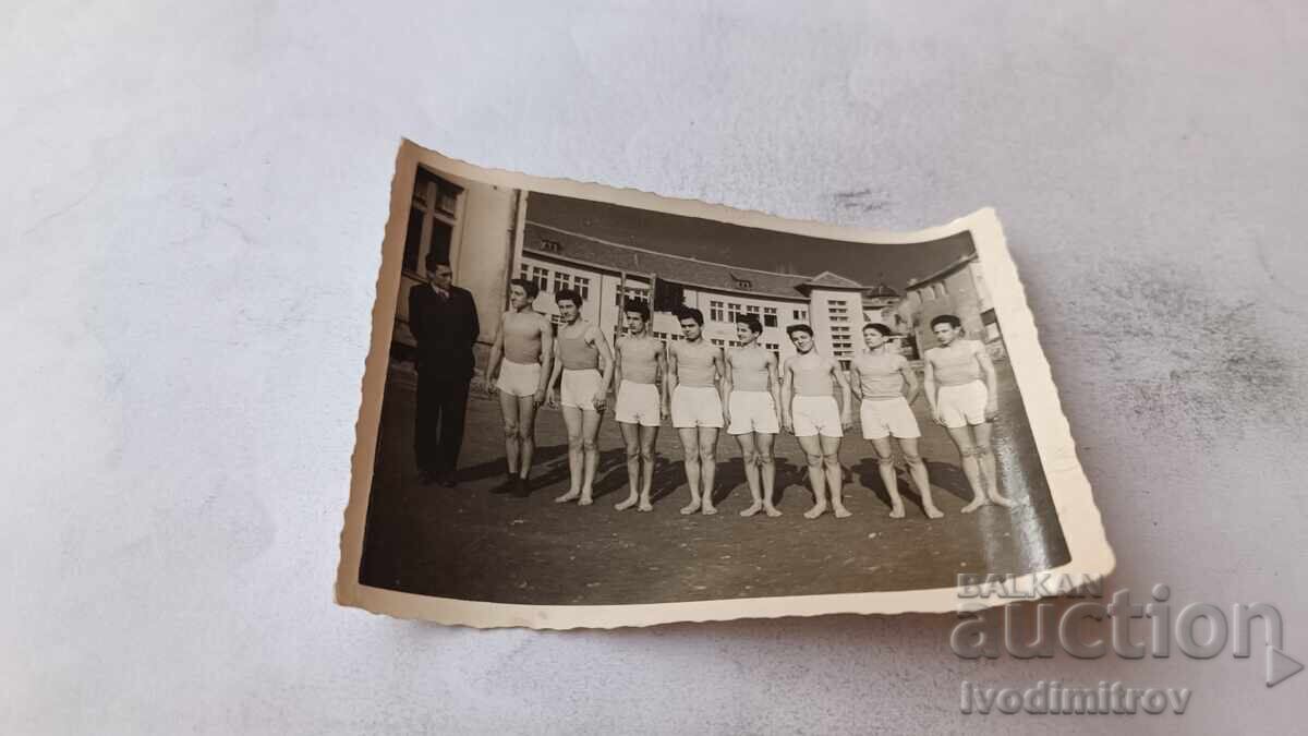Fotografie tineri în echipament sportiv în curtea școlii