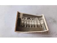 Fotografie tineri în echipament sportiv în curtea școlii