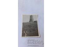 Снимка Двама младежи пред паметника на Шипка