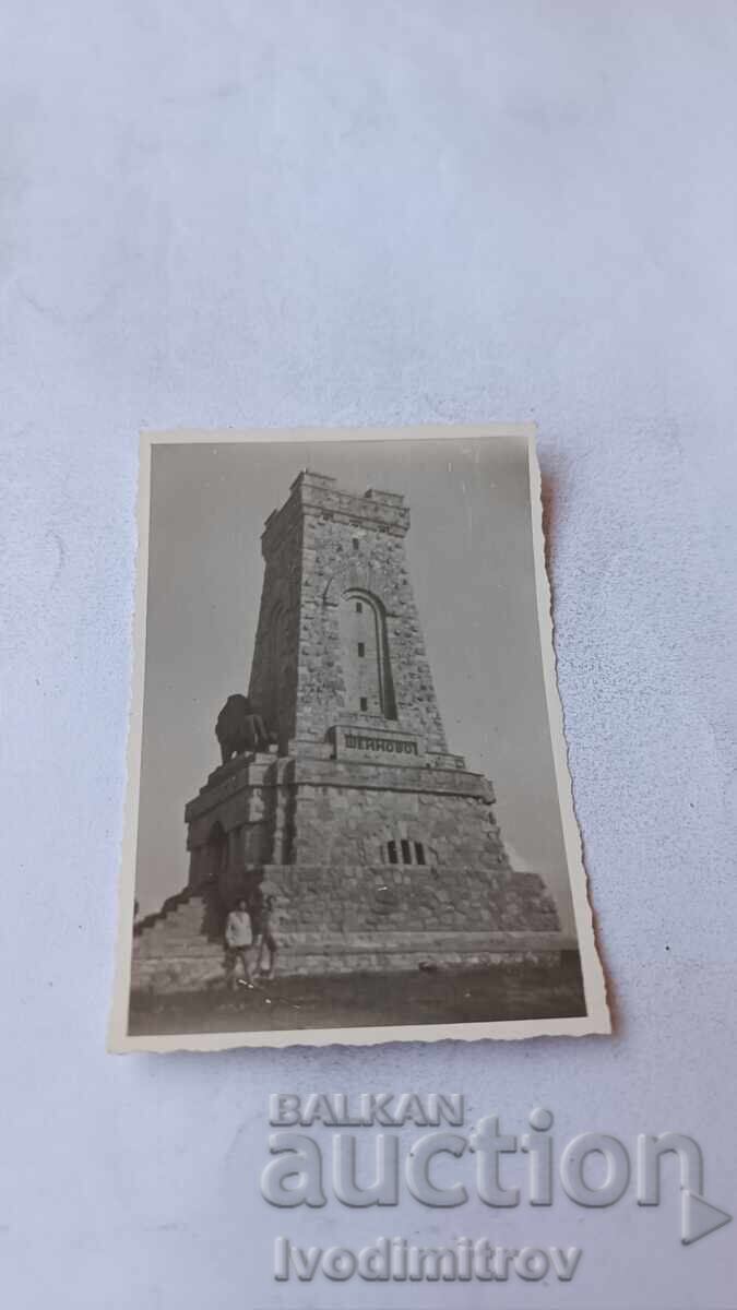 Fotografie Doi tineri în fața monumentului de la Șipka