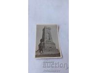 Снимка Двама младежи пред паметника на Шипка