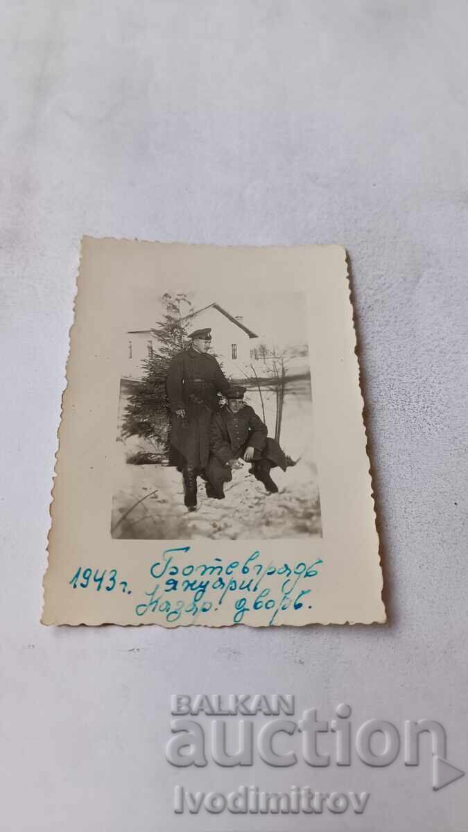 S-ka Botevgradŭ Dvama voĭnitsi v Kaz. dvorŭ prez zimata 1943