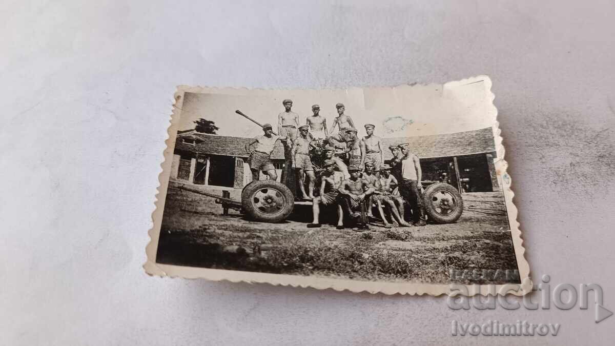 Fotografie Kazanlâk Soldați în pantaloni scurți în fața unui tun 1947