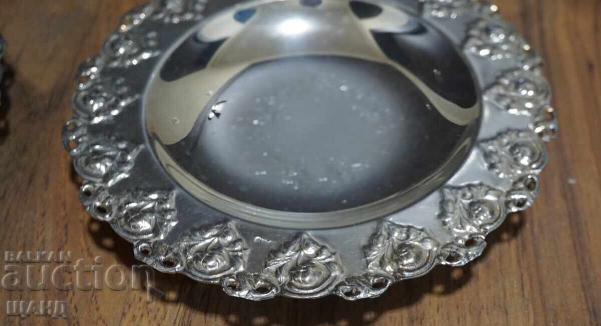 Licitație 6 farfurii vechi din metal argintat cu flori