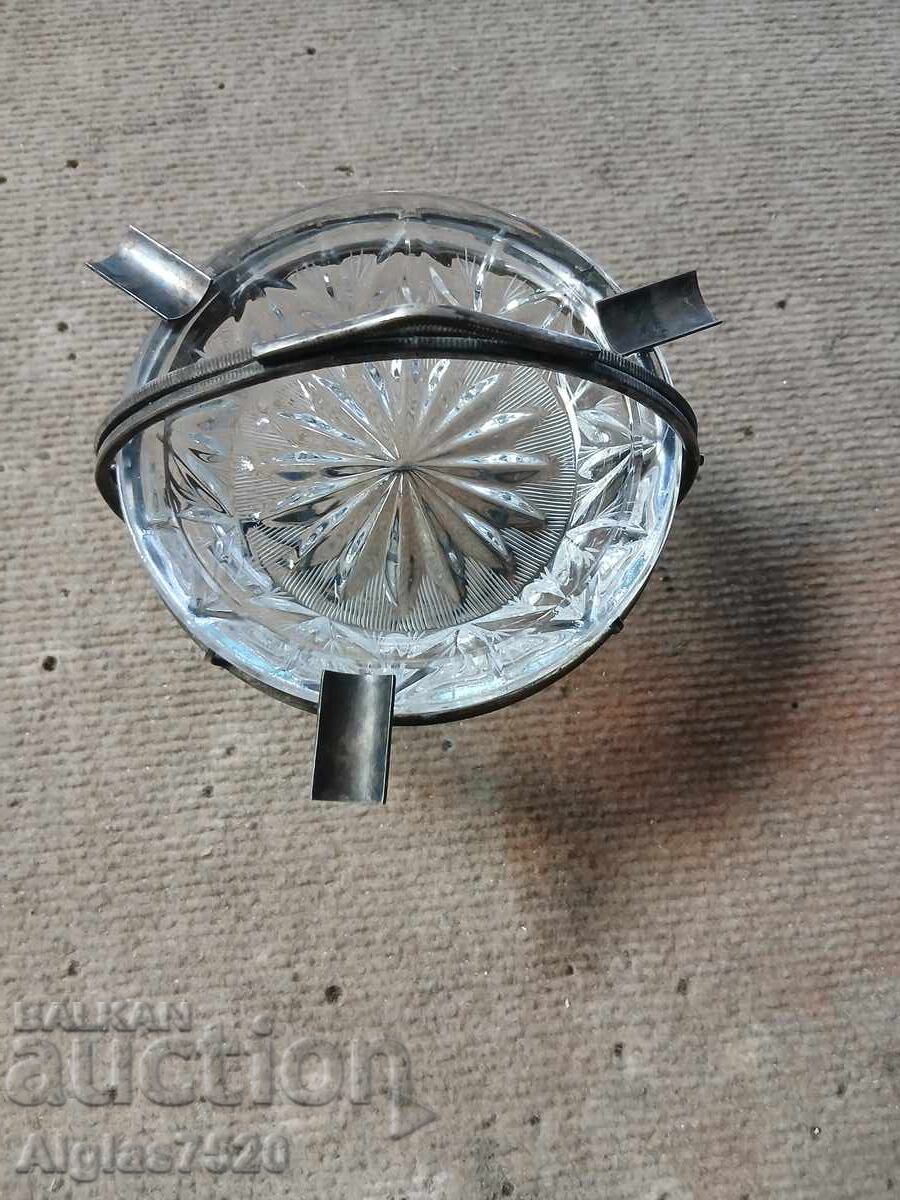 Κρυστάλλινο τασάκι σε επιχρυσωμένο μπρούτζινο περίβλημα Κρυστάλλινο τασάκι σε επιχρυσωμένο μπρούτζινο περίβλημα