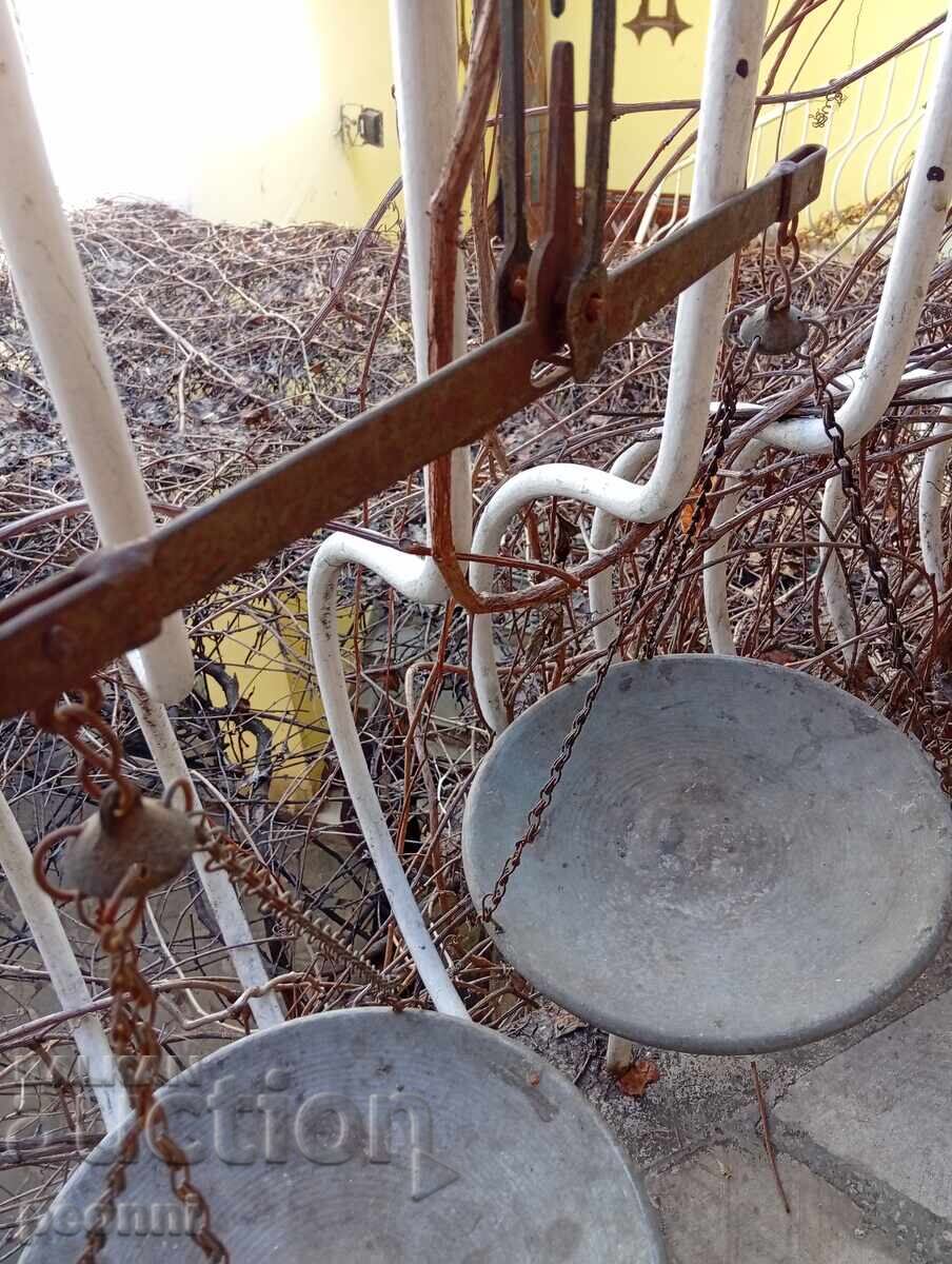 Cântar vechi mare cu preț € 18.00 | 35.20 BGN Cântar vechi mare cu preț € 18.00 | 35.20 BGN