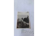 Снимка Мъж с къси панталони на скала на Витоша 1942