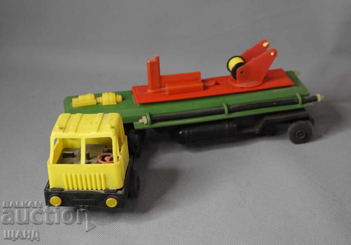 Veche jucărie poloneză din plastic, model camion macara Veche jucărie poloneză din plastic, model camion macara