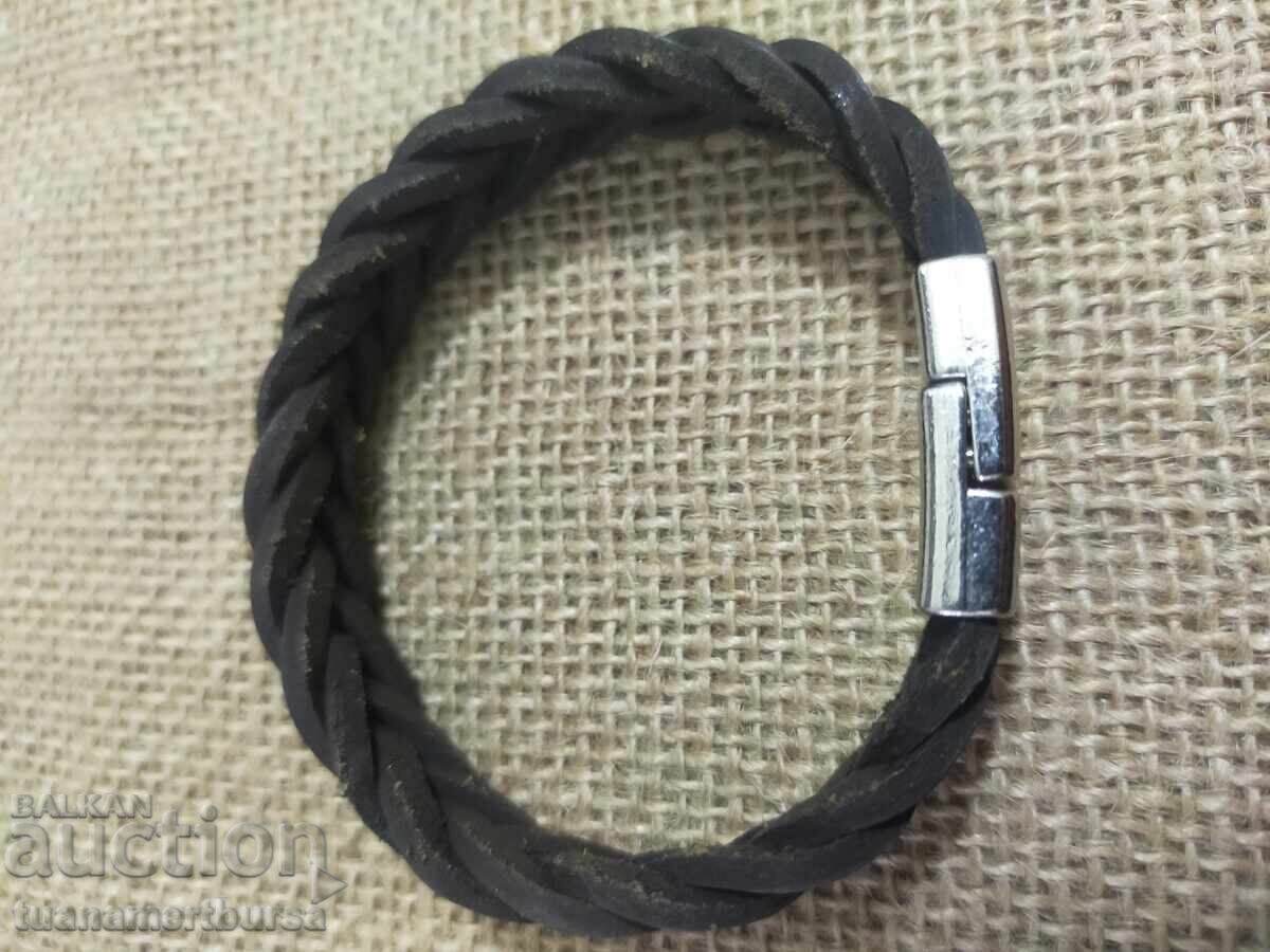 O brățară din piele cu preț € 9.00 | 17.60 BGN