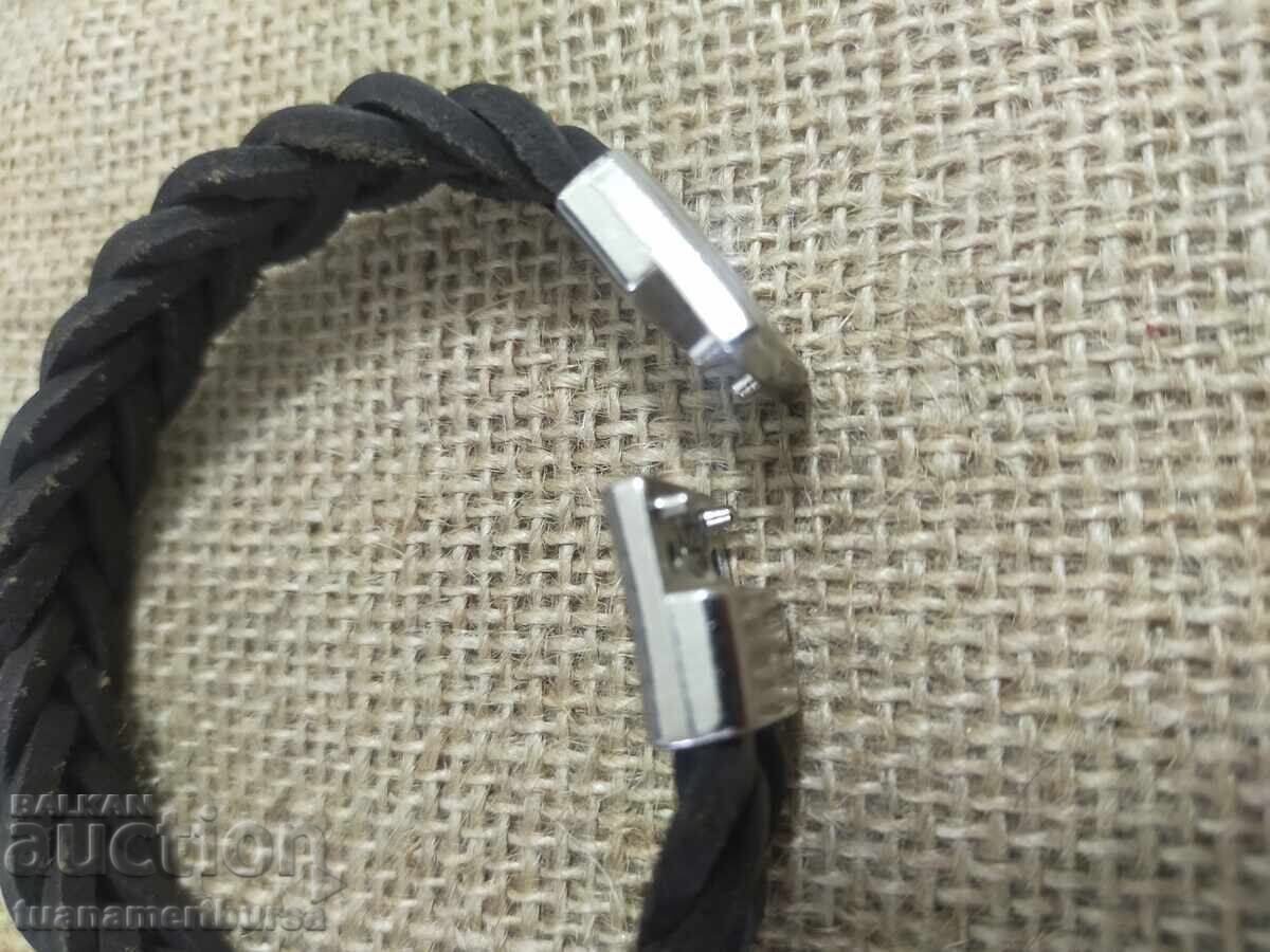 Auction A leather bracelet Auction A leather bracelet