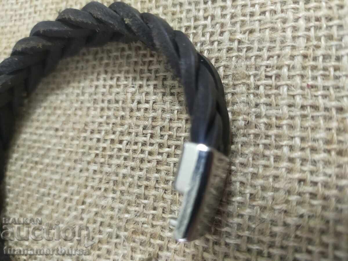 Livrarea O brățară din piele