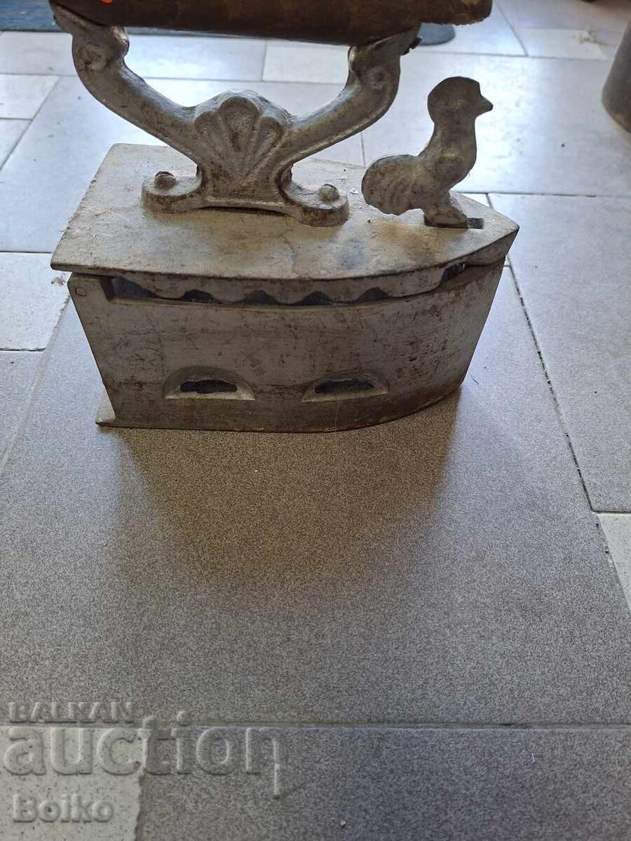 Fier de călcat vechi cu preț € 5.50 | 10.76 BGN