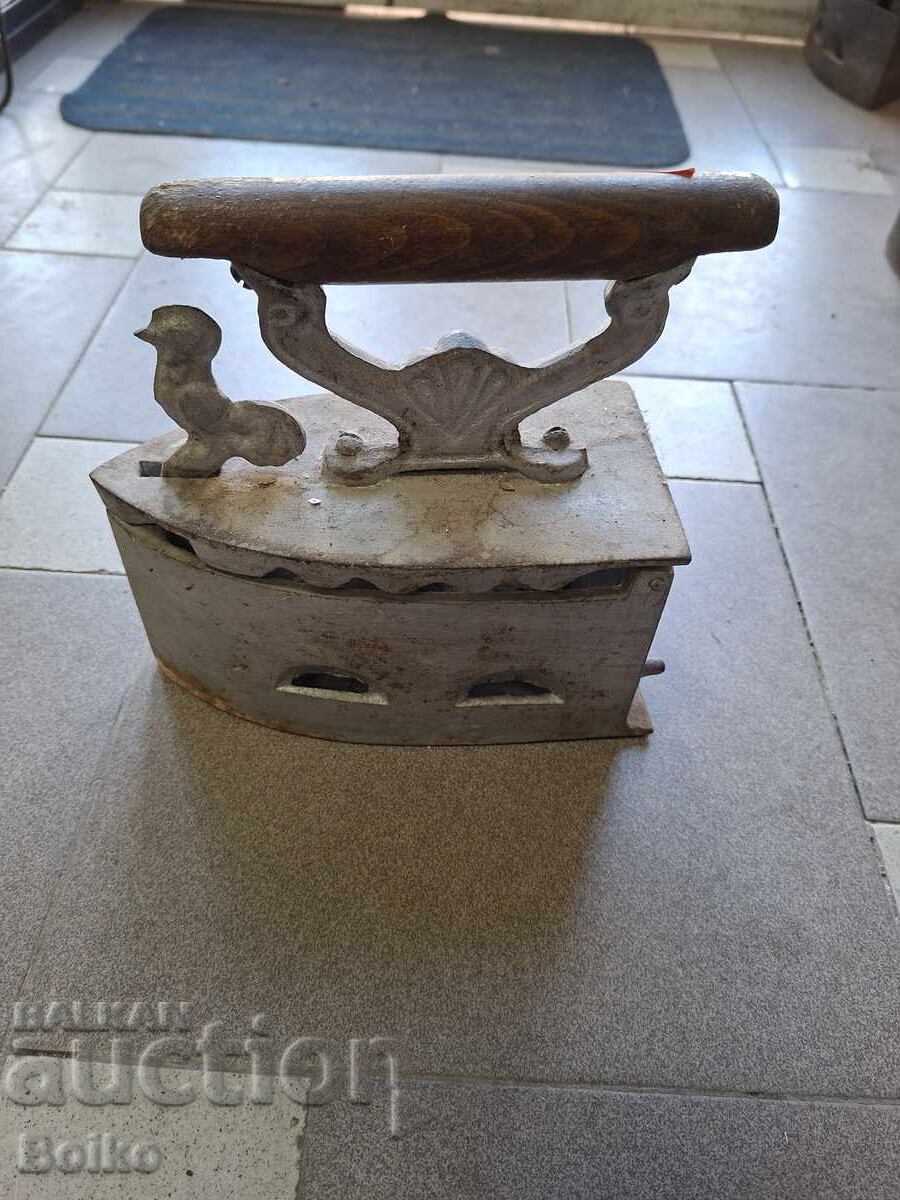 Fier de călcat vechi