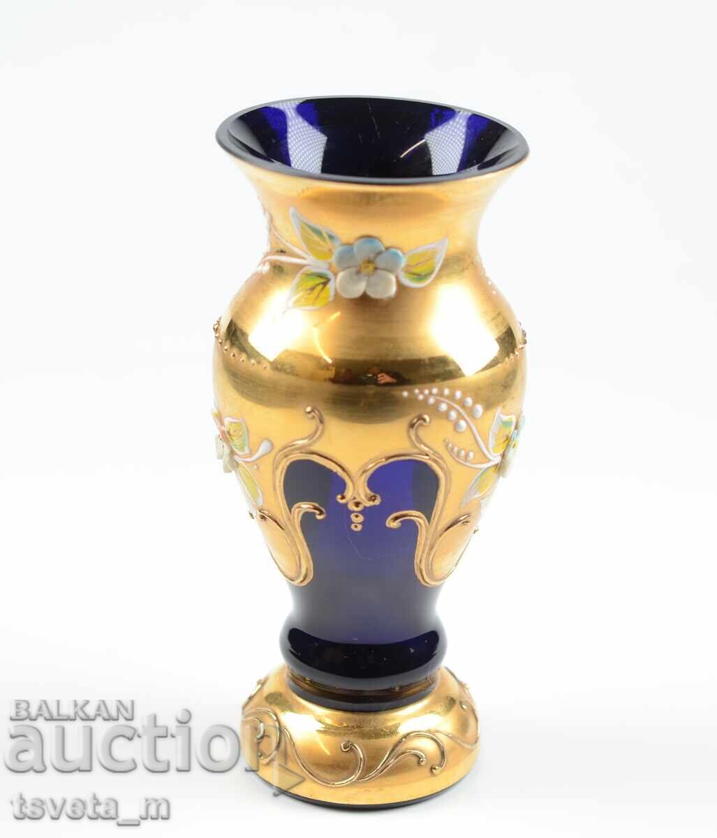 Livrarea Vază de cristal Bohemia cu motive în relief și aurire