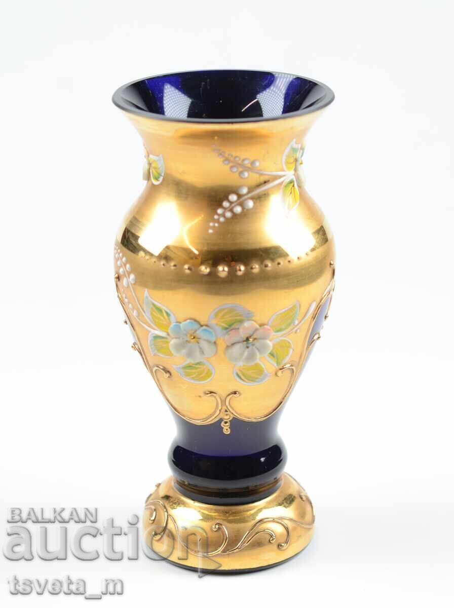 Vază de cristal Bohemia cu motive în relief și aurire