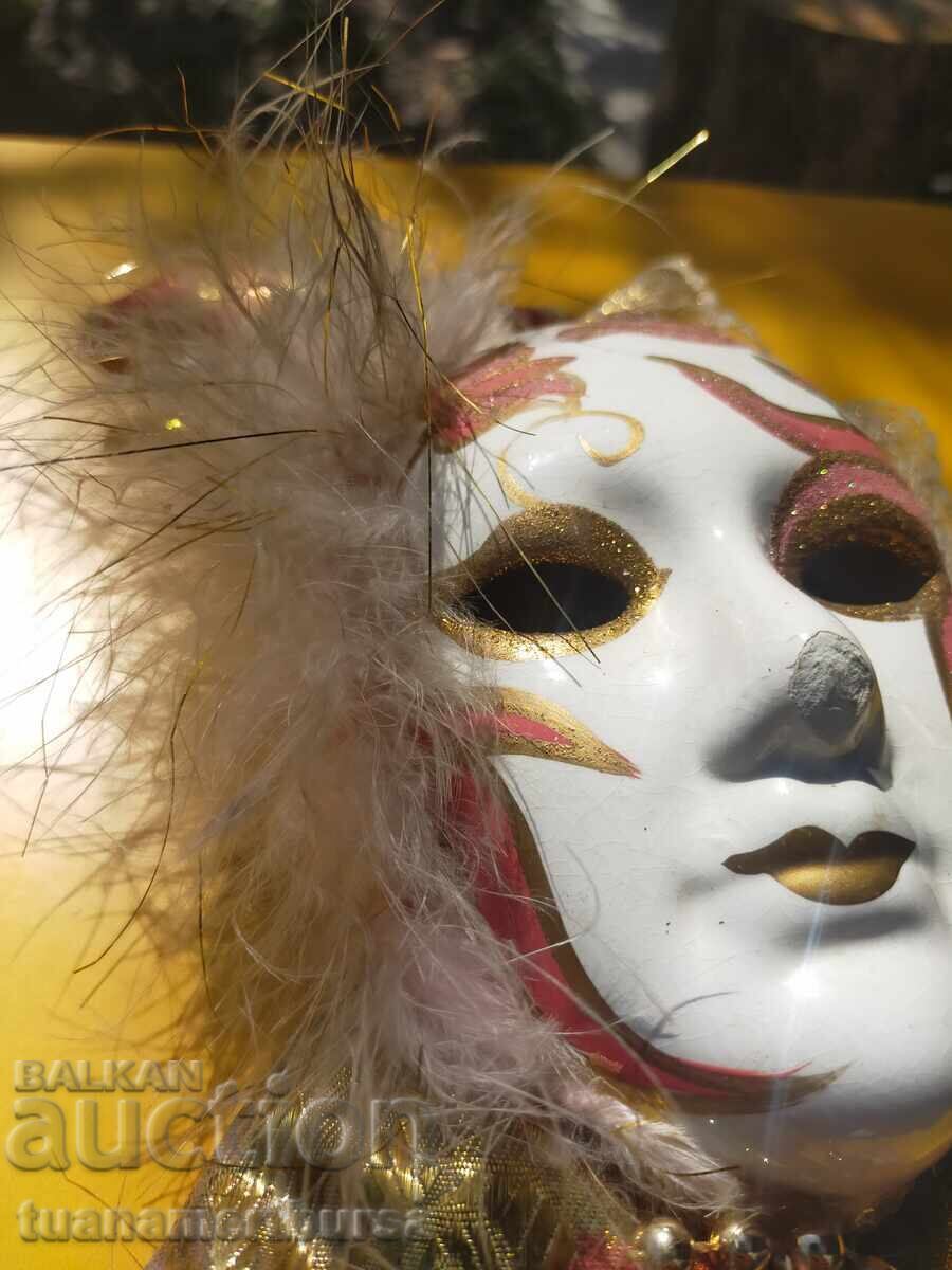 Masca cu preț € 10.00 | 19.56 BGN