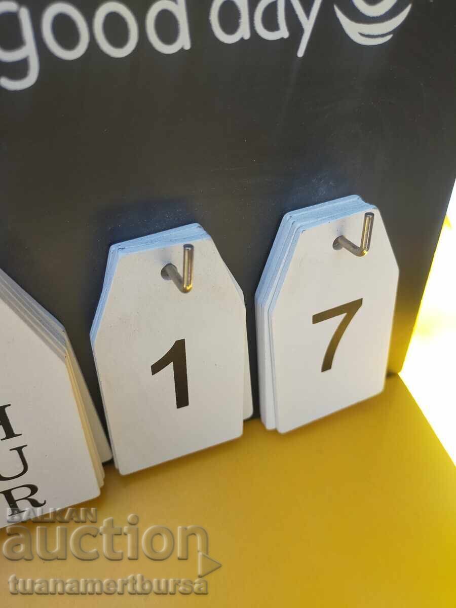 Livrarea Calendar decorativ din lemn