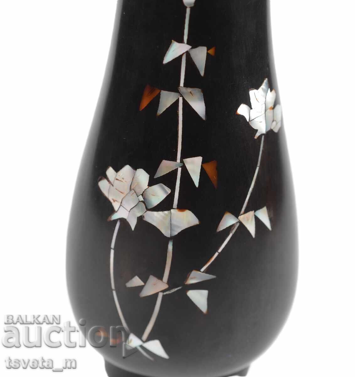 Vază orientală din lemn închis la culoare cu incrustații din sidef cu preț € 15.00 | 29.34 BGN