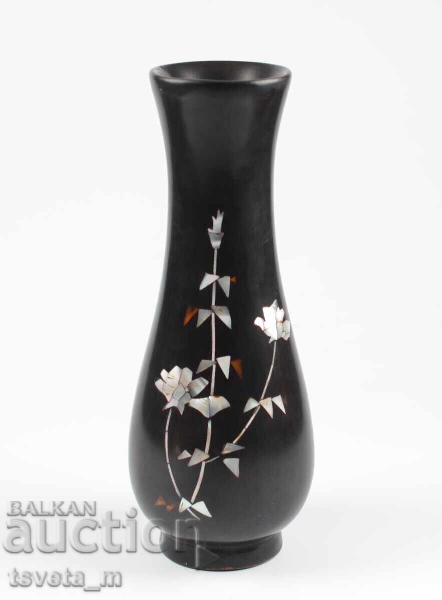 Vază orientală din lemn închis la culoare cu incrustații din sidef