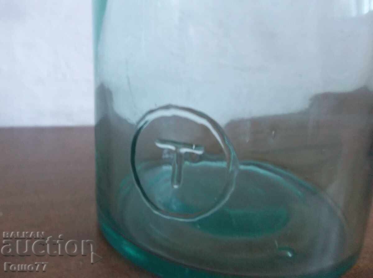 O sticla cu preț € 2.00 | 3.91 BGN O sticla cu preț € 2.00 | 3.91 BGN