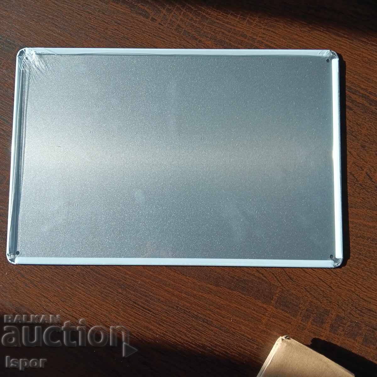 Μεταλλικό πιάτο με τιμή € 15.00 | 29.34 BGN