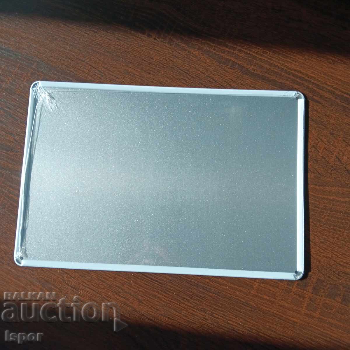 Μεταλλικό πιάτο με τιμή € 15.00 | 29.34 BGN