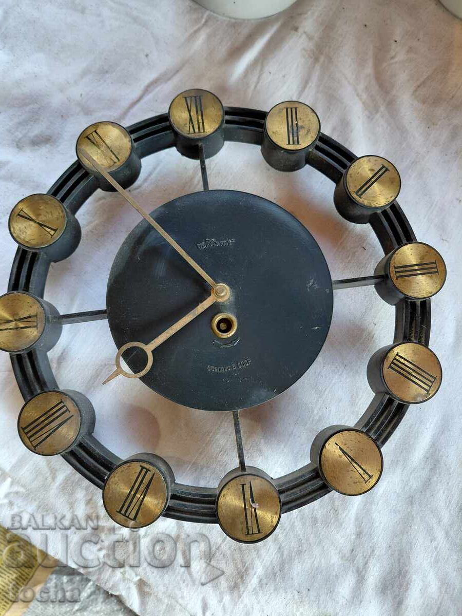 Far, perete, săptămânal