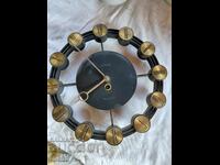 Far, perete, săptămânal