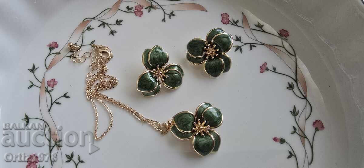 Разкошен комплект колие с обеци, емайл. с цена € 13.50 | 26.40 лв. Разкошен комплект колие с обеци, емайл. с цена € 13.50 | 26.40 лв.