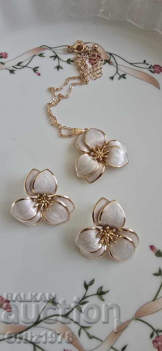 Аукцион Разкошен комплект колие с обеци, емайл. Аукцион Разкошен комплект колие с обеци, емайл.