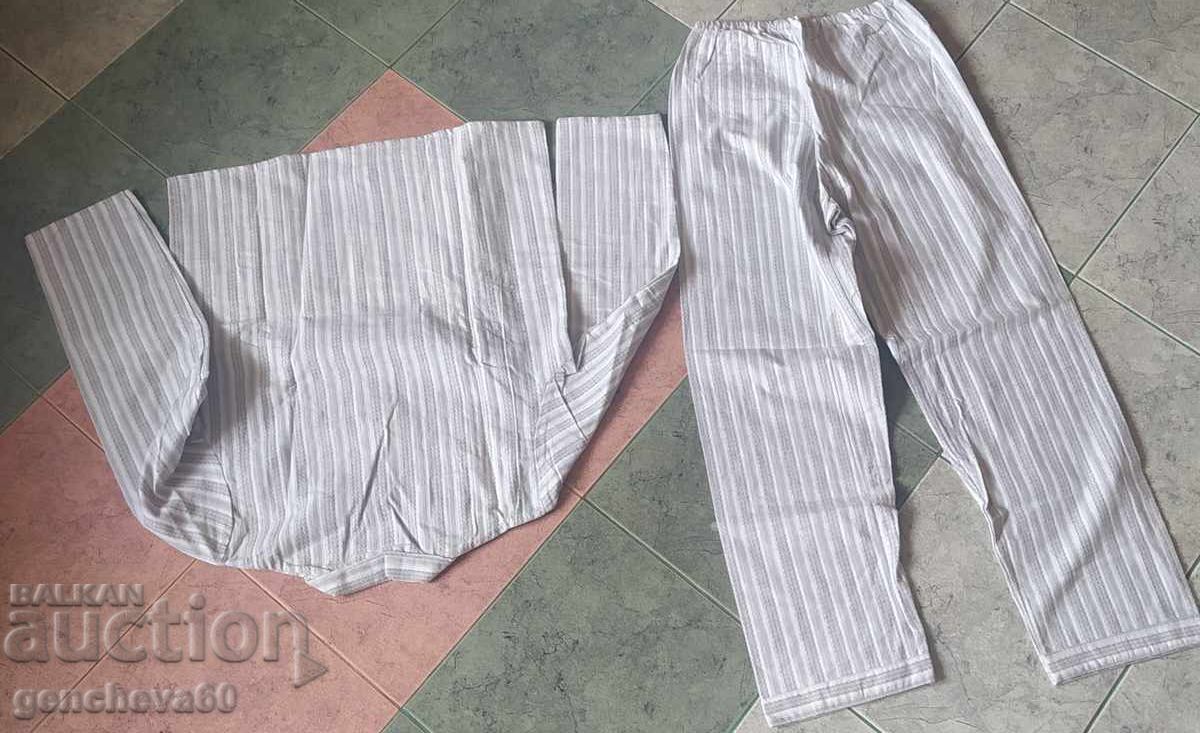 Men's velvet nightgown imported from GDR with price € 10.00 | 19.56 BGN Men's velvet nightgown imported from GDR with price € 10.00 | 19.56 BGN