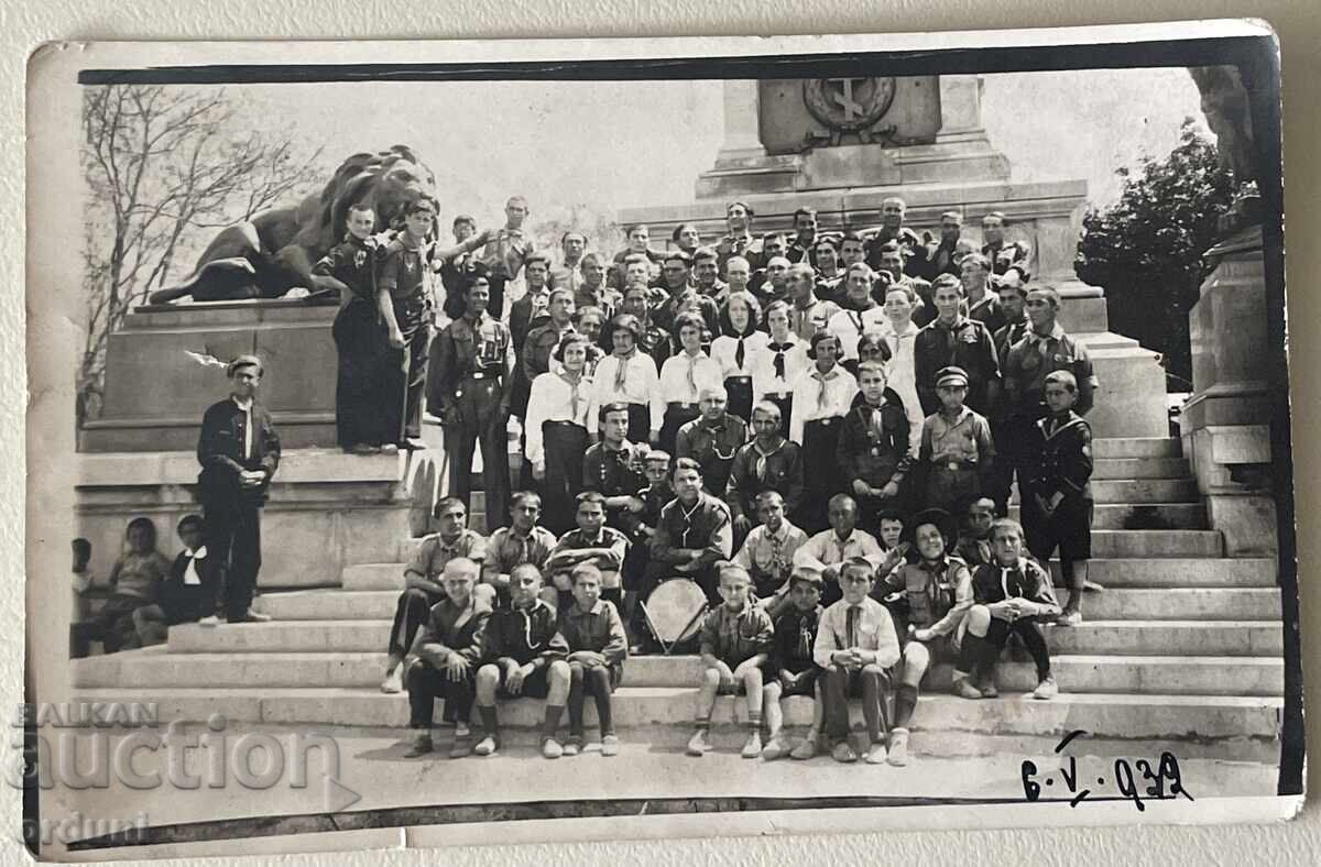 5686 Kingdom of Bulgaria children scouts in front of monument 1932