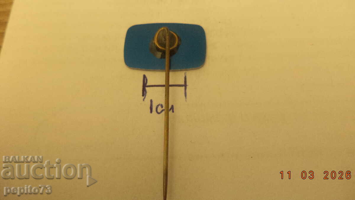 Livrarea Insignă publicitară, de Dom Kleding, marcă de îmbrăcăminte