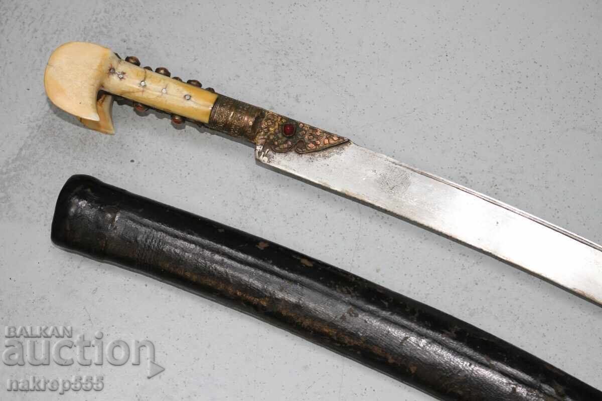 Licitație Iatagan otoman balcanic cu teacă originală, morsă și corali