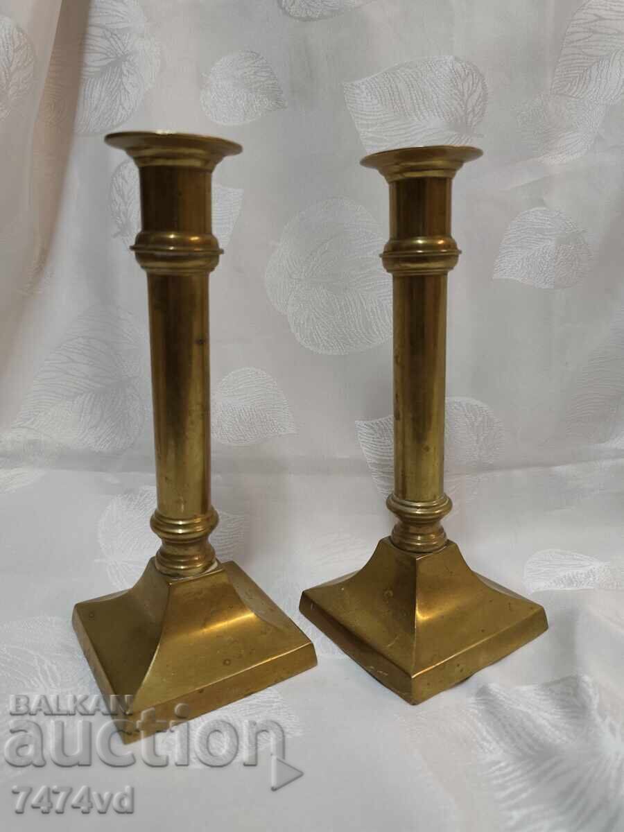 Livrarea Candelabre masive din bronz, 21 cm înălțime Livrarea Candelabre masive din bronz, 21 cm înălțime