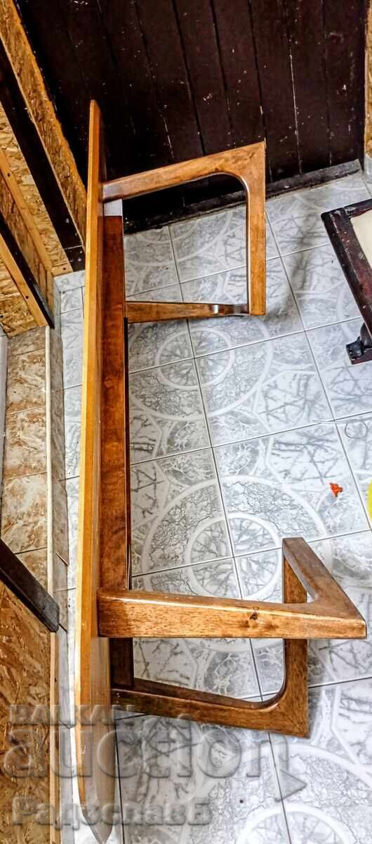 Licitație Masă mare de sufragerie retro (150 cm) din lemn masiv – Nuc / S Licitație Masă mare de sufragerie retro (150 cm) din lemn masiv – Nuc / S