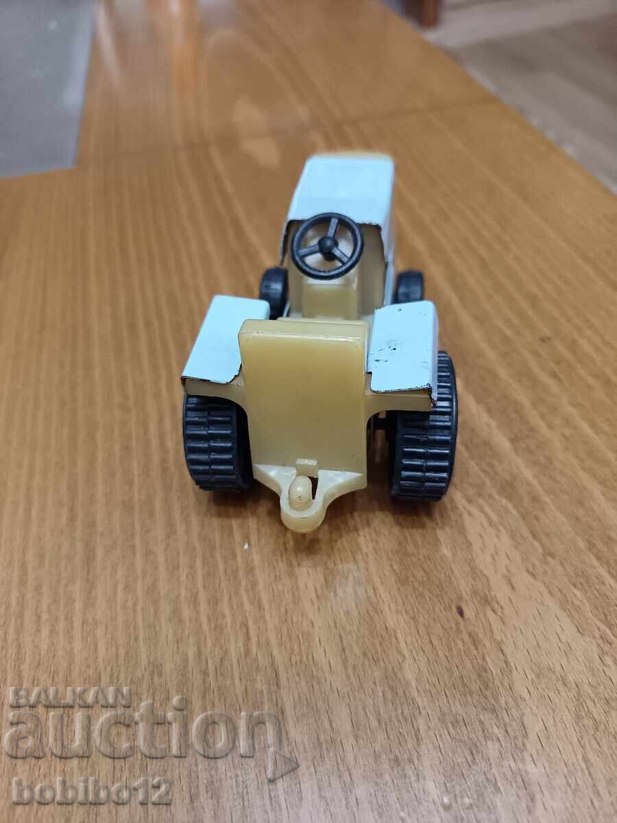 Tractor de tablă din perioada socialistă cu preț € 10.00 | 19.56 BGN Tractor de tablă din perioada socialistă cu preț € 10.00 | 19.56 BGN