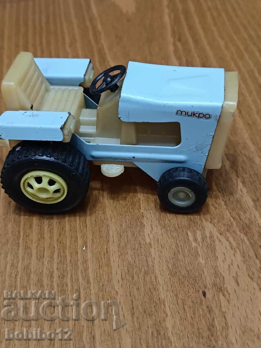 Licitație Tractor de tablă din perioada socialistă Licitație Tractor de tablă din perioada socialistă