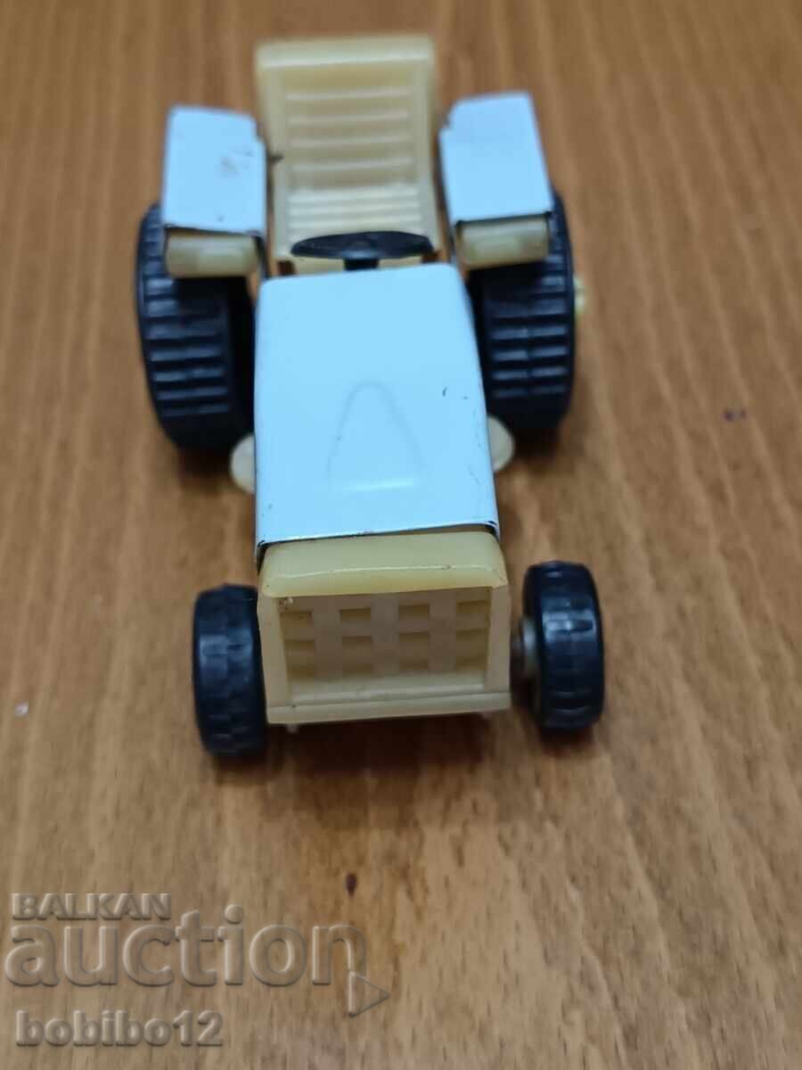 Livrarea Tractor de tablă din perioada socialistă Livrarea Tractor de tablă din perioada socialistă