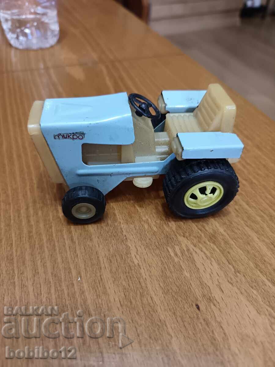Tractor de tablă din perioada socialistă Tractor de tablă din perioada socialistă