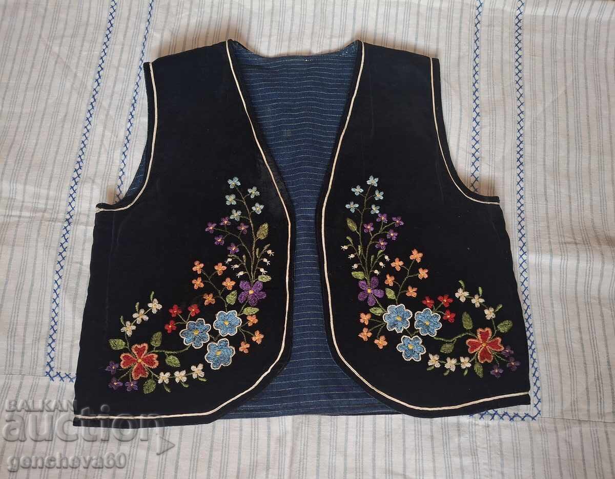 Vesta autentică din catifea cu broderie colorată cu preț € 60.00 | 117.35 BGN