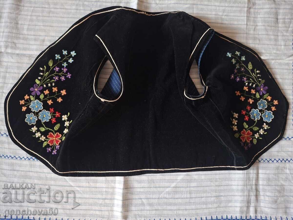 Licitație Vesta autentică din catifea cu broderie colorată