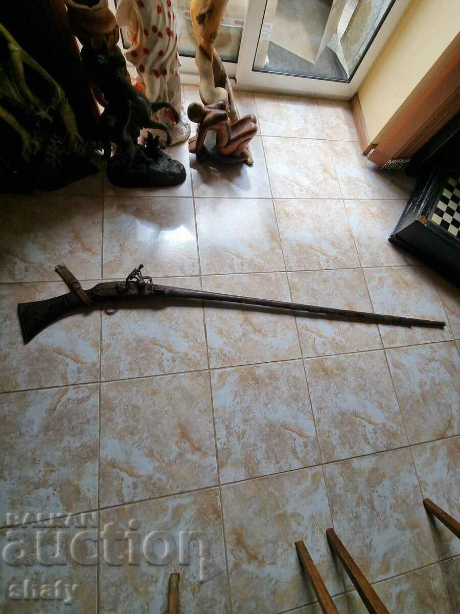 Pușcă veche securizată.