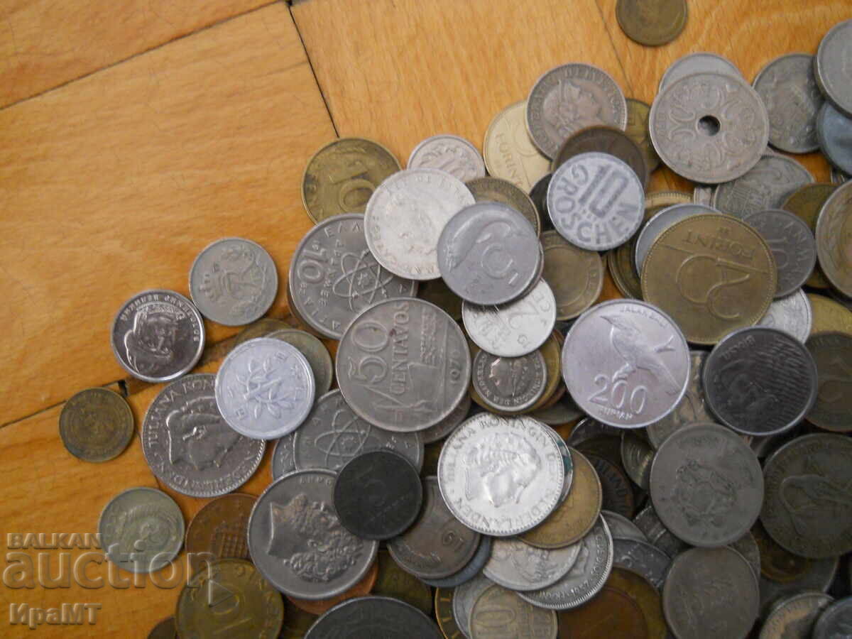 Livrarea Lot 4 - monede din întreaga lume (peste 200 buc.)