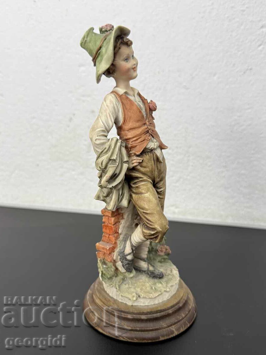 Figurină din porțelan de Giuseppe Armani de la Capodimonte 7961 cu preț € 65.00 | 127.13 BGN