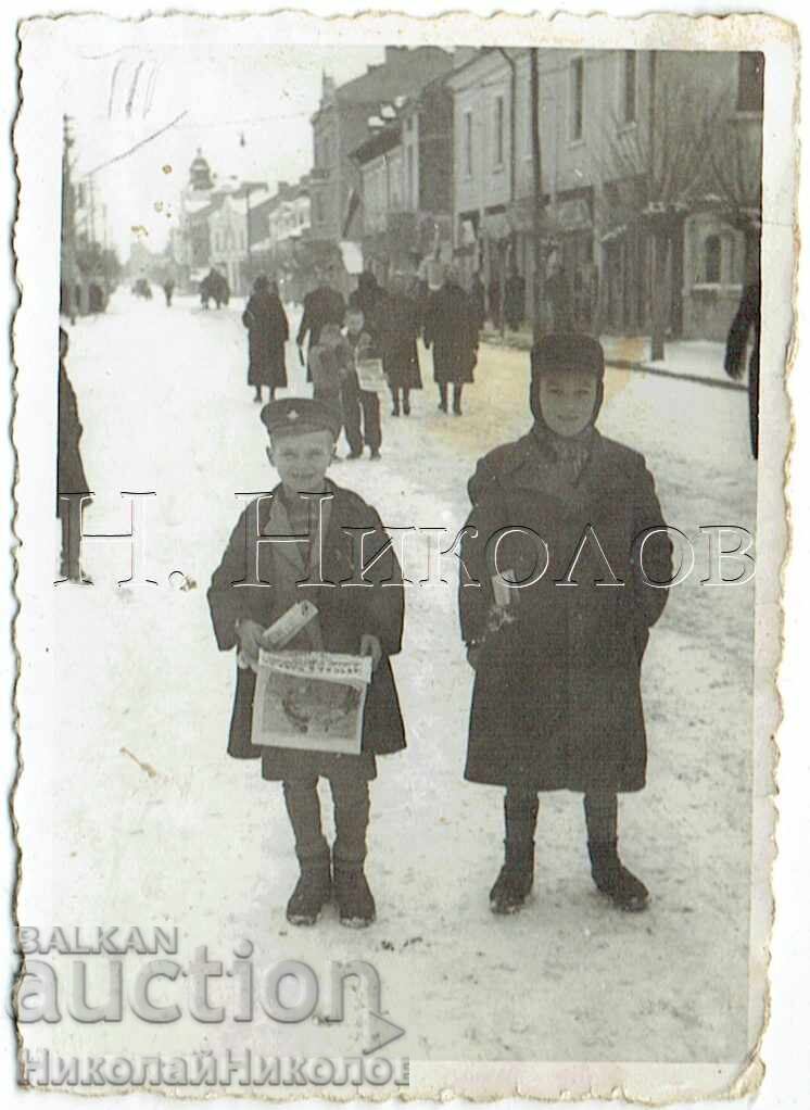 MICĂ POZĂ VECHE, BĂIEȚI LA PLIMBARE CU ZIARUL J382