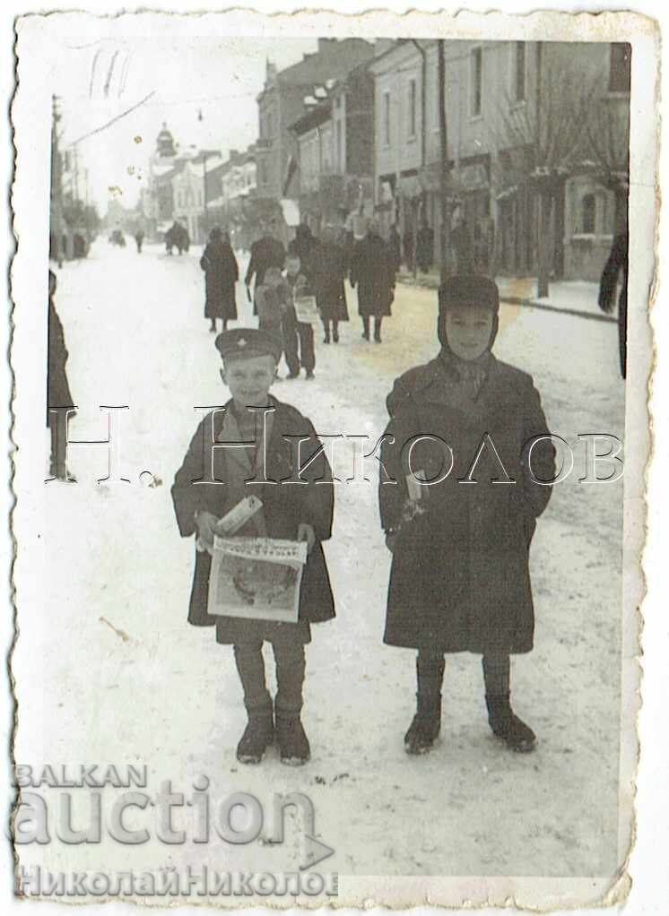 MICĂ POZĂ VECHE, BĂIEȚI LA PLIMBARE CU ZIARUL J382