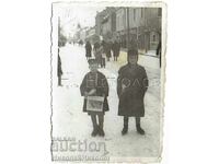 SMALL OLD PHOTO BOY WALKING WITH NEWSPAPER J382