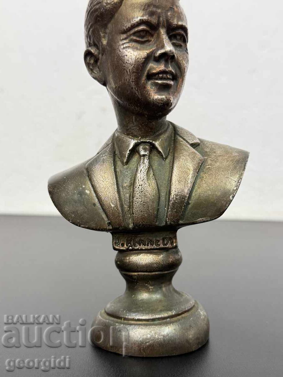 Bust metalic / statuetă John Kennedy. Nr. 7964 cu preț € 50.00 | 97.79 BGN