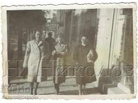 SMALL OLD PHOTO THREE WOMEN WALKING J383